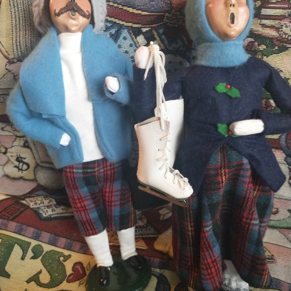 2 VINTAGE AMAZING BYERS CHOICE CAROLERS DOLLS. - Picture 3 of 16